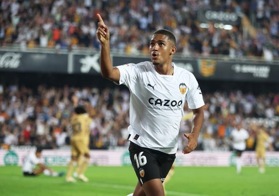 Samu Lino celebrando un gol con el Valencia.