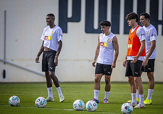 Mosquera, Diego López, Javi Guerra y Tárrega, durante un entrenamiento en Paterna.