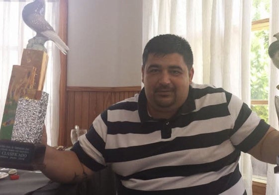 Rafael Pérez, el hombre asesinado en Paterna a principios de julio, con sus trofeos de colombaire, su gran pasión.