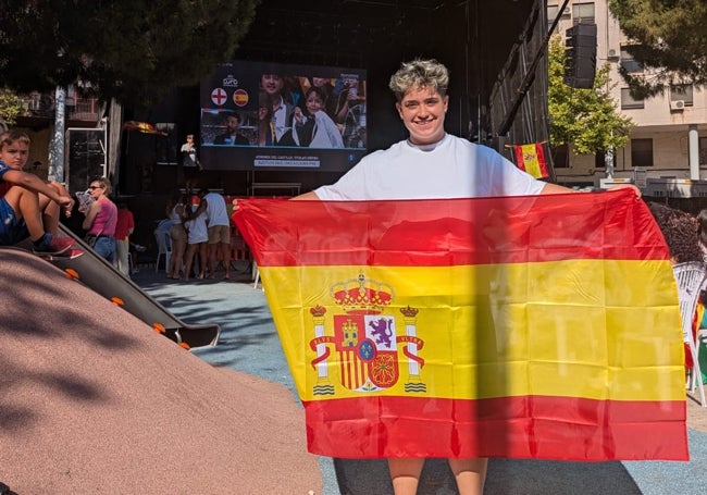 Clara López, aficionada de España en Torrent.