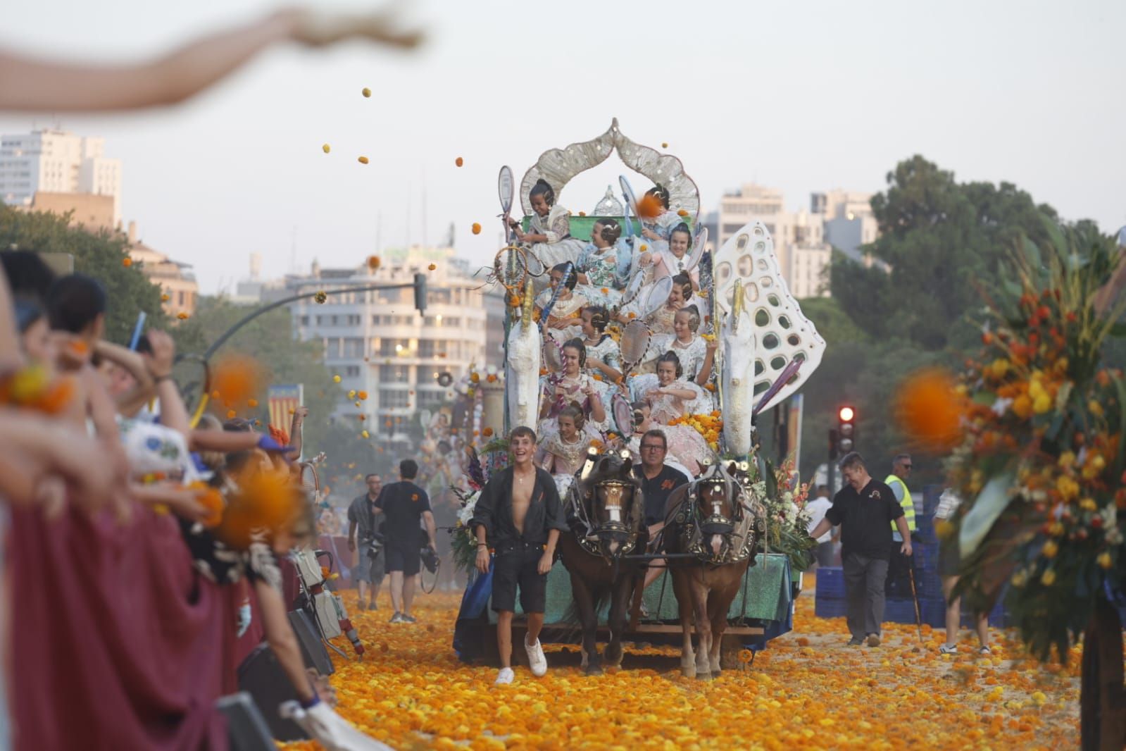 Fotos | La Batalla de Flores pone el broche de oro a la Feria de Julio de Valencia