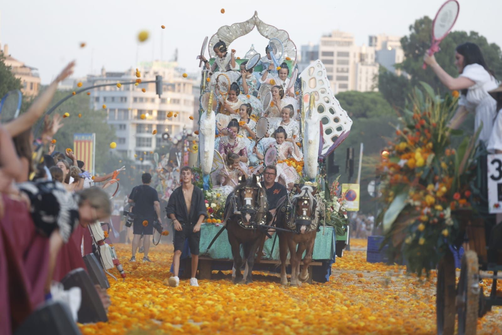 Fotos | La Batalla de Flores pone el broche de oro a la Feria de Julio de Valencia