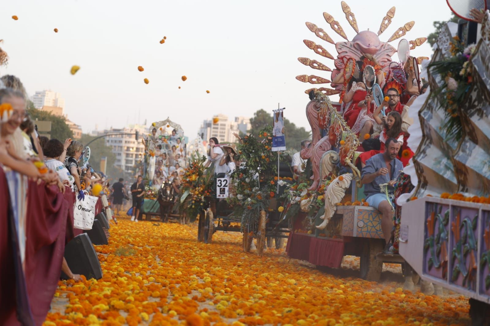 Fotos | La Batalla de Flores pone el broche de oro a la Feria de Julio de Valencia