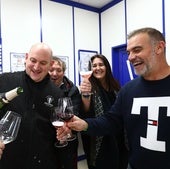 Varias personas celebran un premio de lotería. Imagen de archivo.