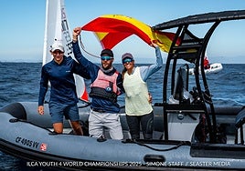 Los campeones celebran con la bandera de España