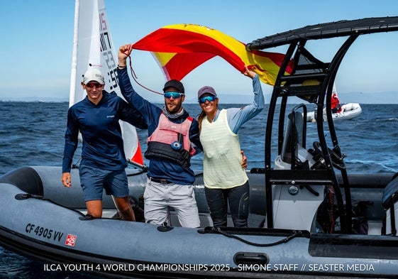 Los campeones celebran con la bandera de España