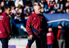 Julián Calero en el césped del Ciutat de València