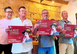 Antonio Noguera, en el centro, y los otros dos agricultores reconocidos posan con el diploma que acredita su talento tomatero, en Dénia.