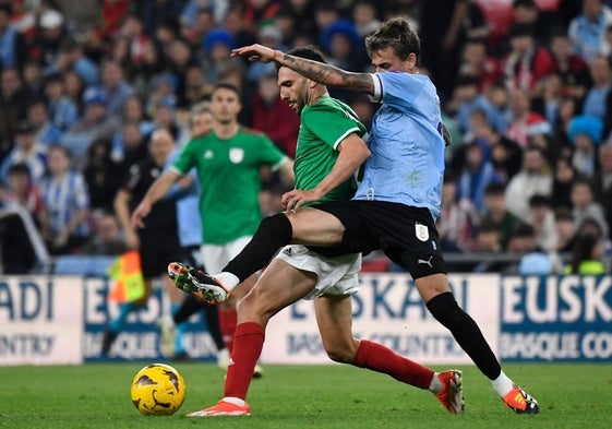 Nicolás Fonseca, a la derecha, durante un partido entre Euskadi y Uruguay en San Mamés.