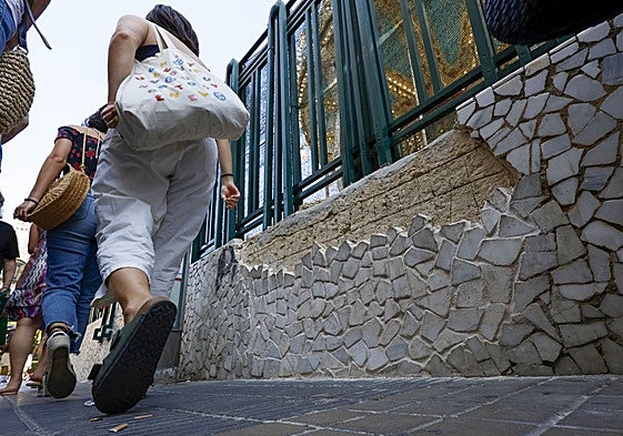 Destrozos en el muro exterior de la Estación del Norte de Valencia.