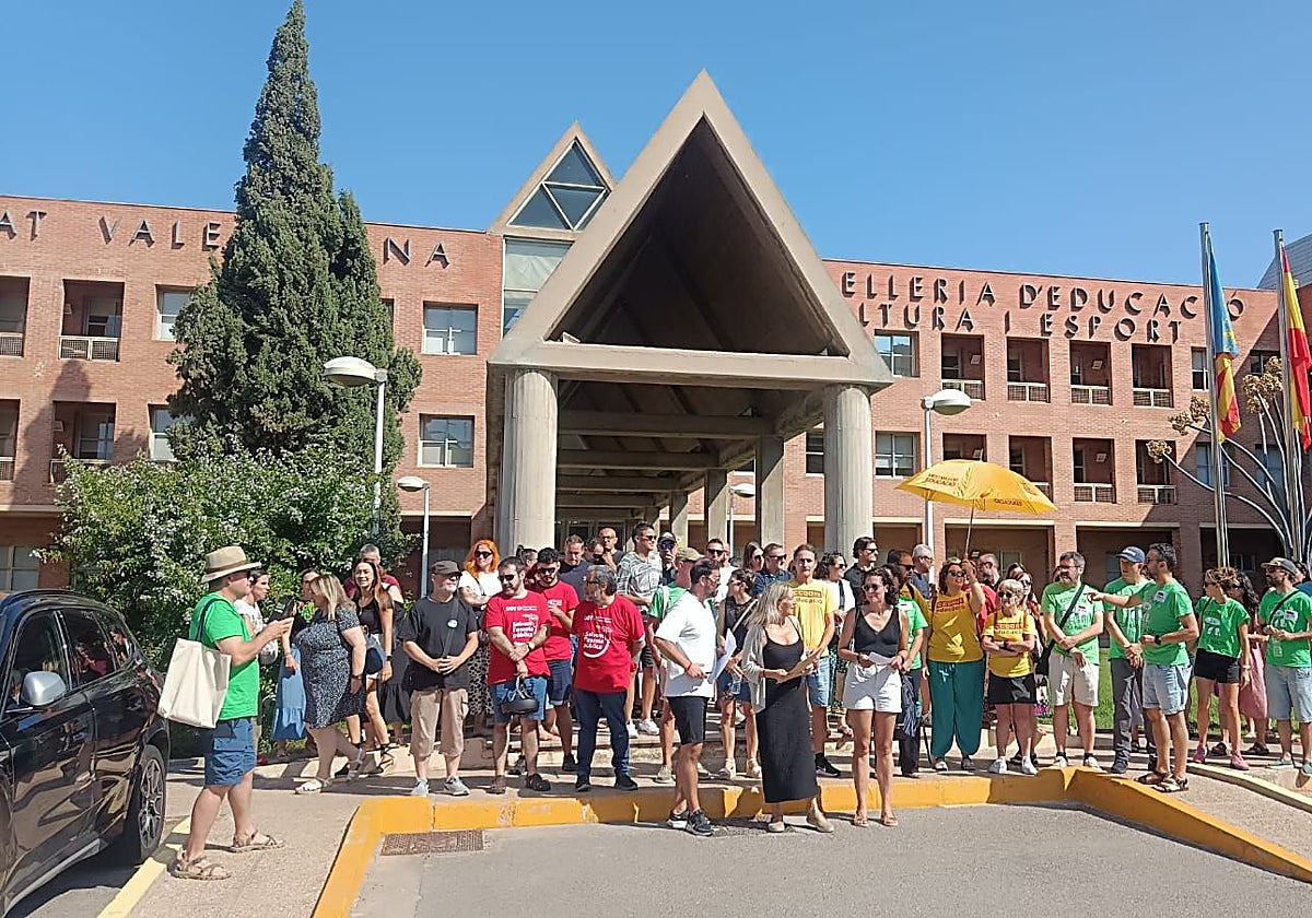 Los manifestantes, ante la Conselleria de Educación.