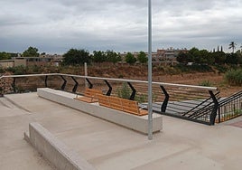 Bancos colocados en el mirador, este lunes.