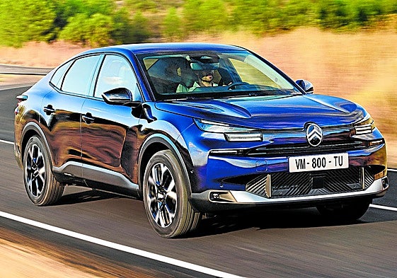 Los C4 y C4 X estrenan en su frontal una nueva firma lumínica en tres segmentos junto al nuevo logotipo de la marca.