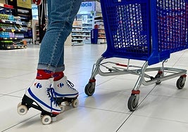 Una joven comprando en Carrefour durante la 'Roller-Hour'.