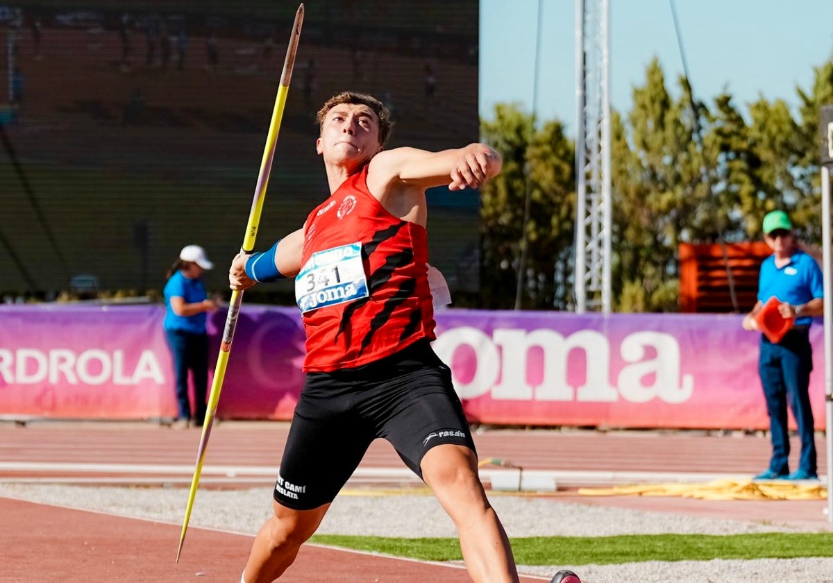 Rafa Mahiques, batiendo el récord de España sub-20 en jabalina.