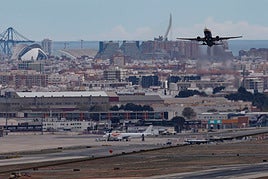 Un avión despega del aeropuerto de Valencia.