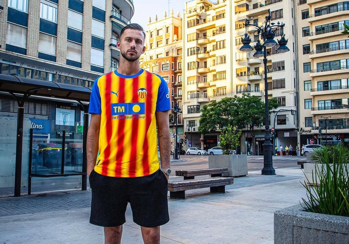 Copete posa con la tercera equipación de la senyera.