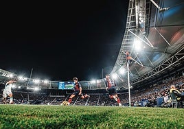 Carlos Álvarez y Pablo Martínez sobre el césped del Ciutat.