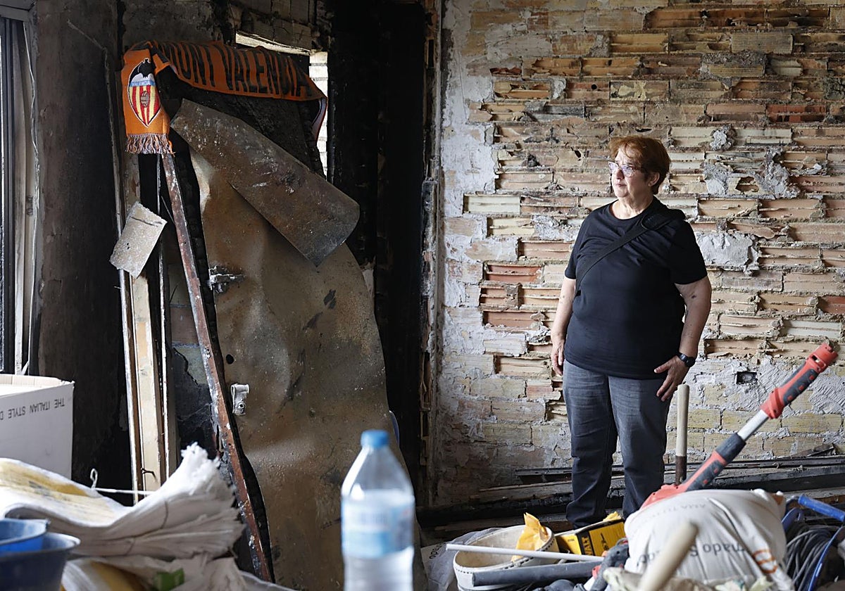 Geles, en el lugar donde se originó el fuego que calcinó su piso.