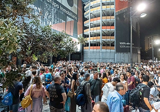 Centenares de valencianos en las puestas de Mestalla preparados para viajar a Roma.