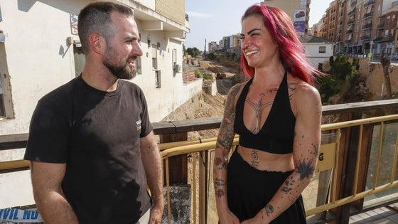 Nico y Laura, nueve meses después, con el barranco de Chiva al fondo.