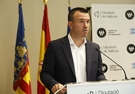 Vicent Mompó en la presentación de la Nueva Biblioteca de Filología Valenciana.