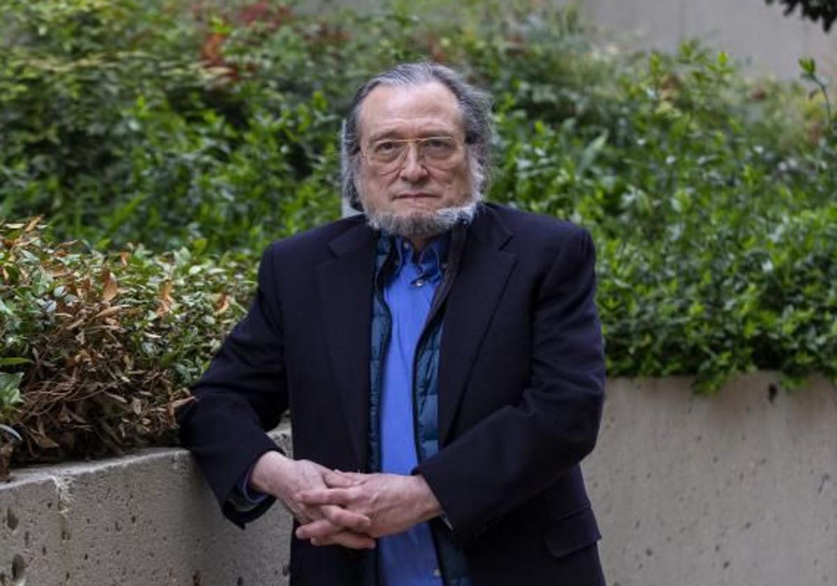 Santiago Niño Becerra, economista, posa en la sede de Vocento.
