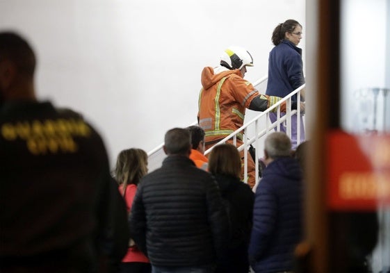 Al Hospital de Llíria acudieron agentes de la Guardia Civil y bomberos del Consorcio.