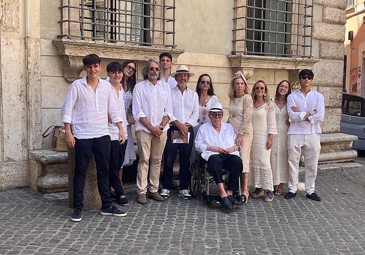 Mayrén Beneyto, rodeada de su familia en la celebración de su cumpleaños.