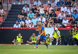José Luis Gayá, durante una acción de la primera parte.