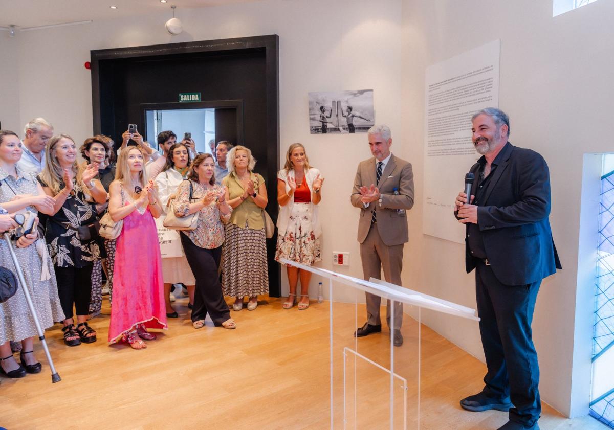 Imagen principal - Arriba, Juan Carlos Vega durante la inauguración de su exposición en Madrid. Abajo, con el embajador de Brasil y la directora de la Fundación Pons y Eloy de la Pera y Sonsoles Díez de Rivera.