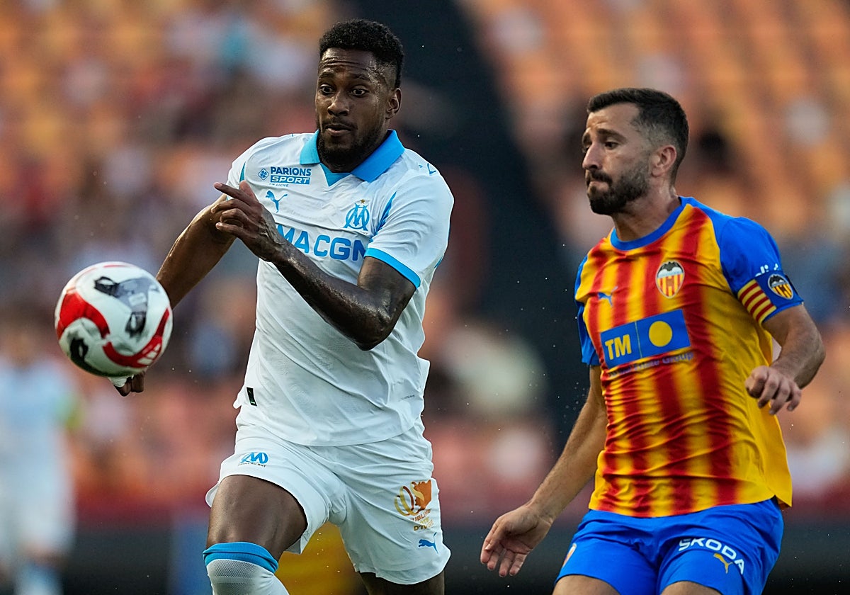 Gayà pelea el balón con un jugador del Marsella.