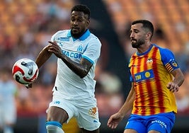 Gayà pelea el balón con un jugador del Marsella.