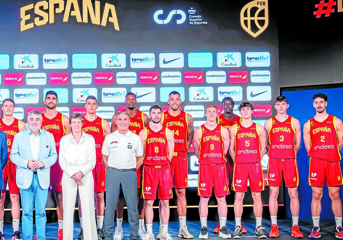 La selección posa durante la presentación en la sede de Endesa.