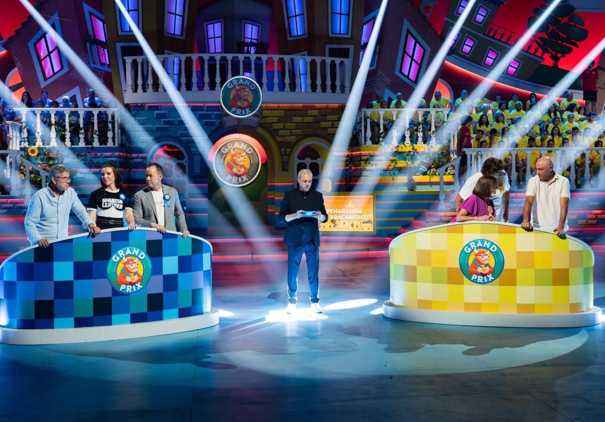 Herencia (azul) y Peñaranda de Bracamonte (amarillo) en la prueba de 'El diccionario' de 'El Grand Prix del Verano' 2025.