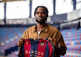 Koyalipou posando con la camiseta granota.
