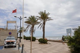 Aspecto que presentaba hoy la playa, que permanece cerrada al baño.