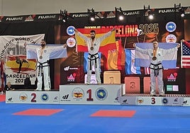 El taekwondista Jonathan Bernadet en lo más alto del podio en la modalidad de formas.