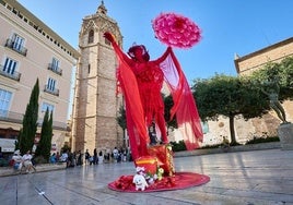 El hombre sin rostro que cultiva la inmovilidad en la Plaza de la Reina