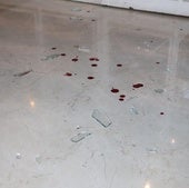 Restos de sangre y cristales rotos tras el atraco frustrado en Valencia.