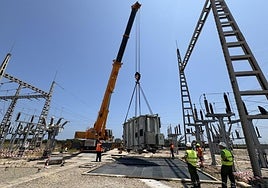 Colocación de la maquinaria en la subestación de Silla.