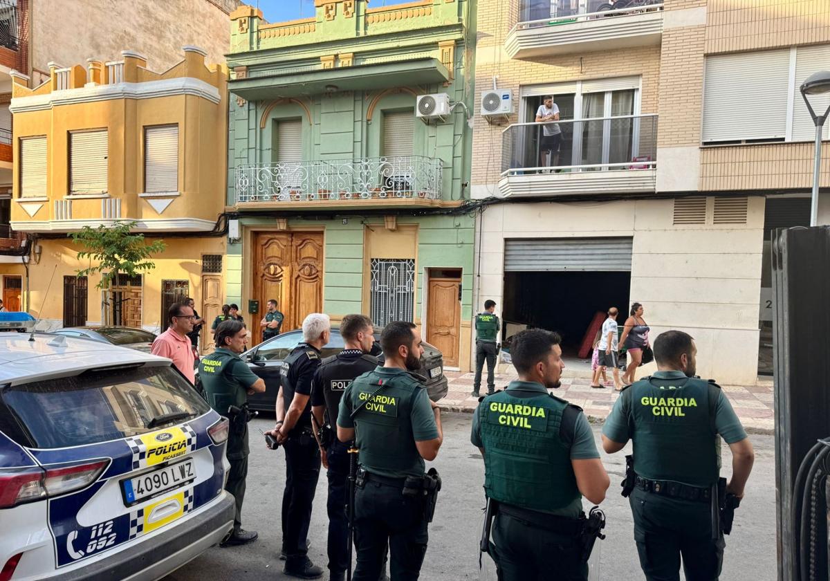 Dispositivo policial para el tapiado del local.