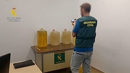 Algunas de las garrafas con aceite que el arrestado aún tenía en su poder.