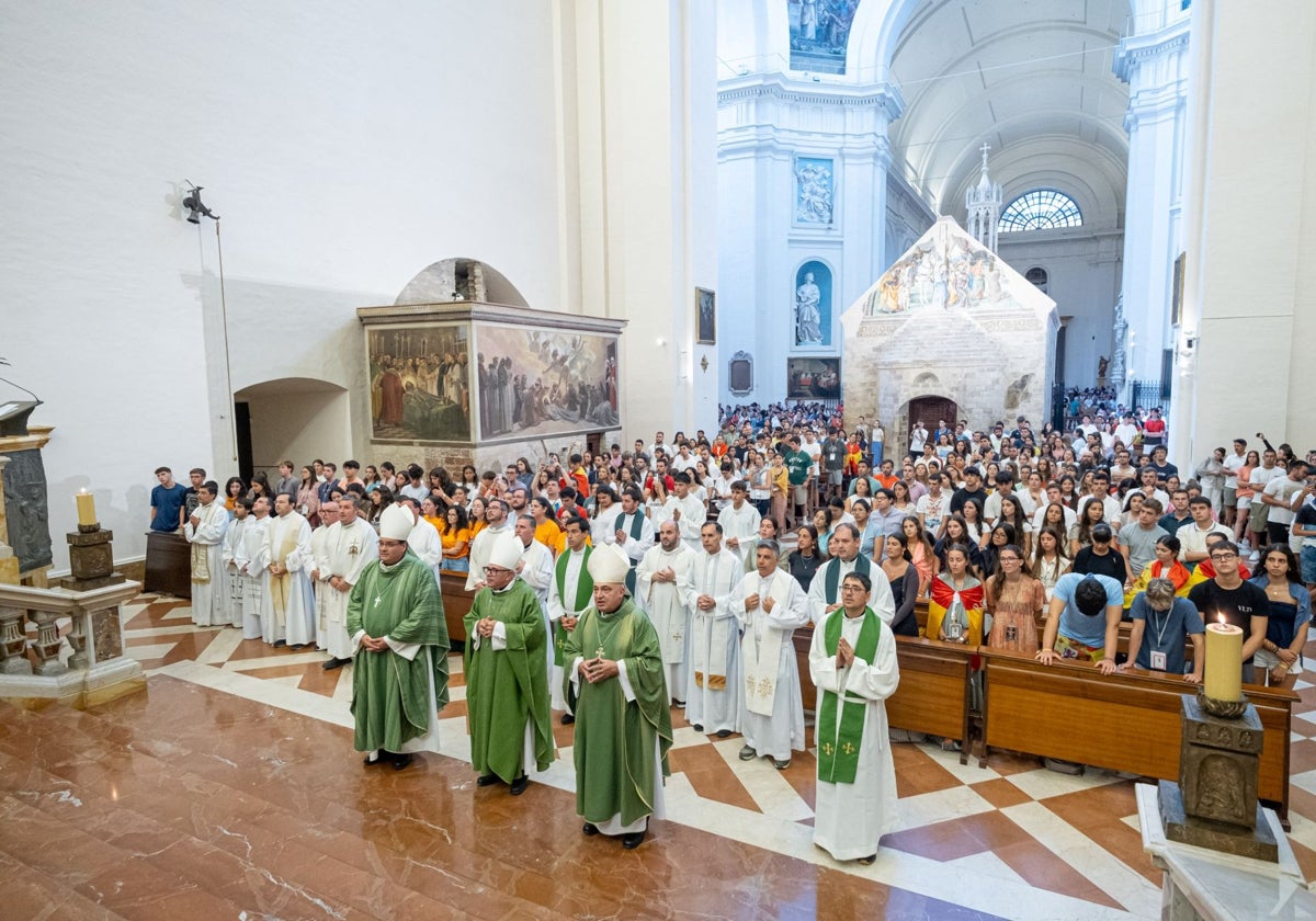 Los jóvenes valencianos junto con el Arzobispo de Valencia durante la eucaristía.