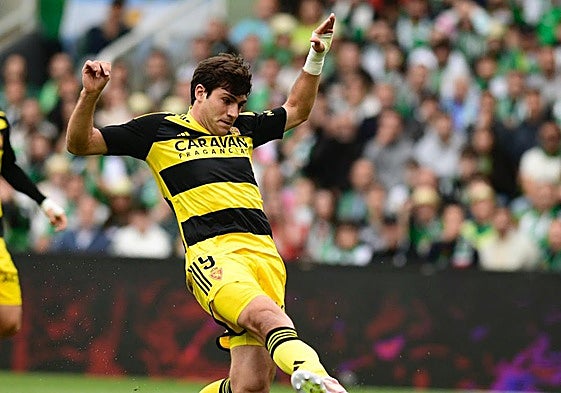 Iván Azón jugando con el Real Zaragoza.