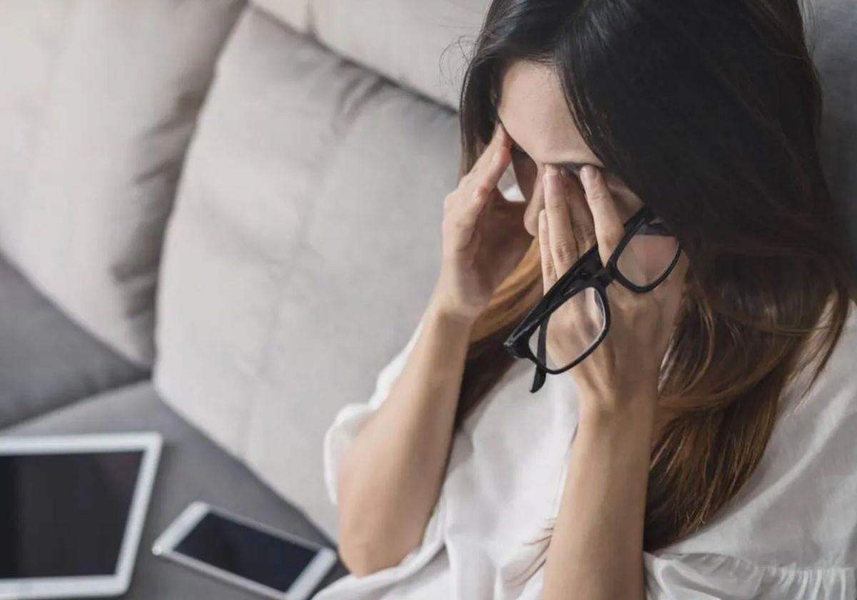 Una mujer habla consigo misma.
