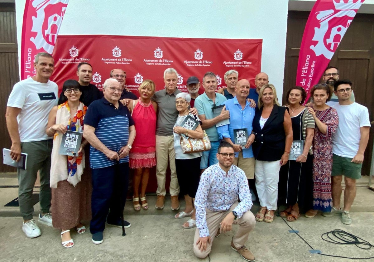 Autoridades y asistentes a la presentación, junto con el autor del libro en la calle de galotxa de l'Eliana.
