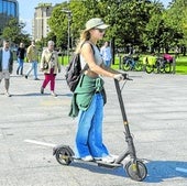 Una usuario del patinete eléctrico, en una imagen de archivo.