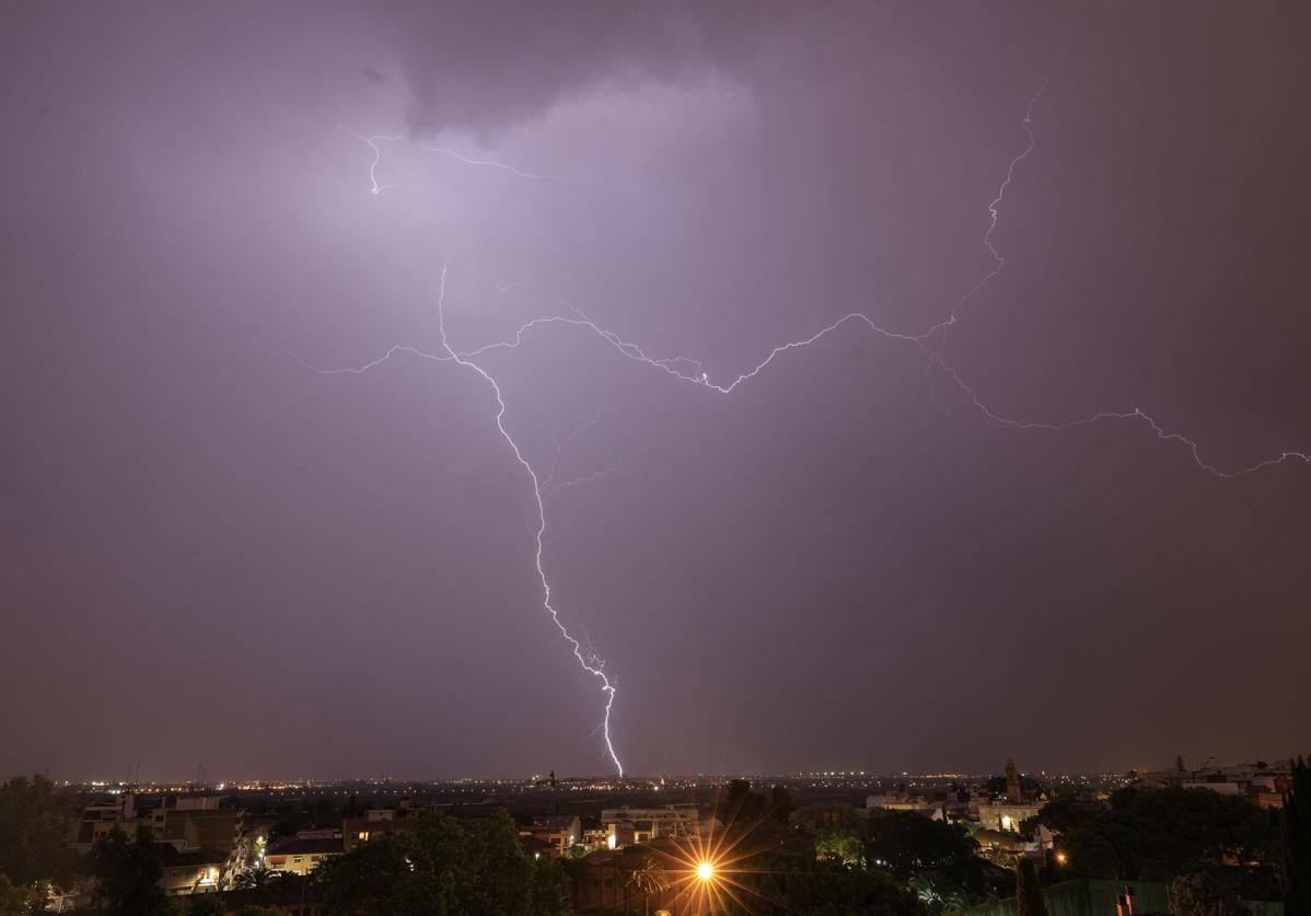 Las tormentas llegarán el viernes a la Comunitat, según la previsión de Aemet.