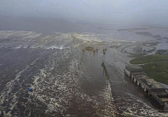 Olas llegando a la costa de Rusia tras el terremoto.